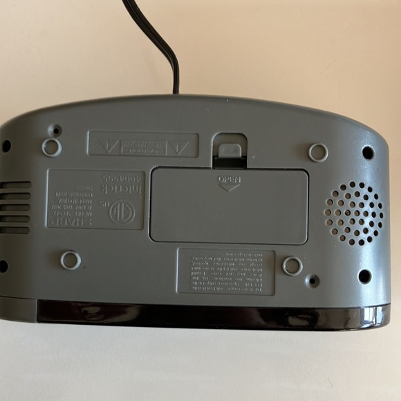 🌻SHARP Digital Easy Read Alarm Clock with High-Speed USB Charging for Phones - Picture 3 of 3